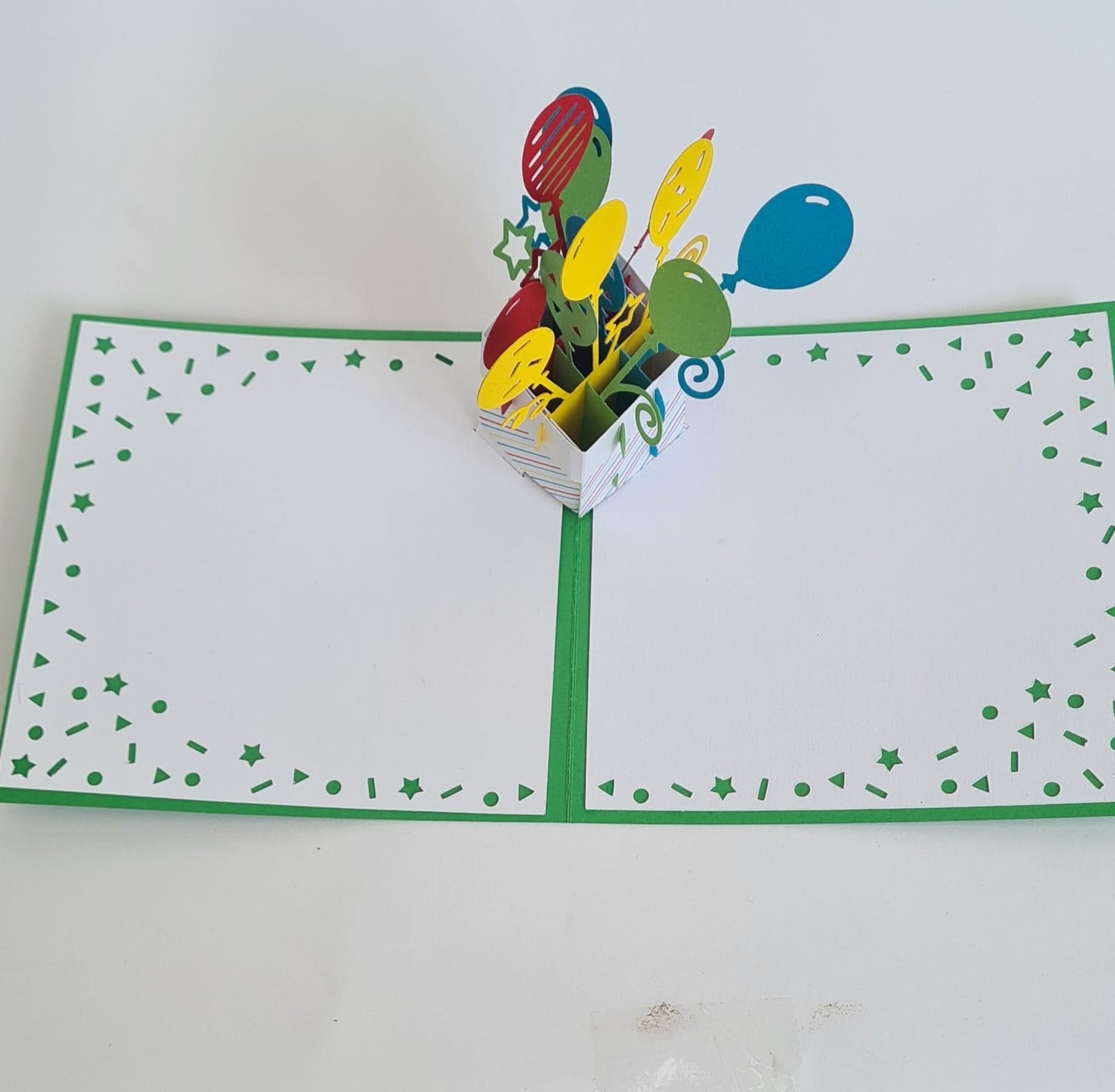 Geburtstagsbox mit bunten Ballons