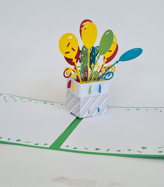 Geburtstagsbox mit bunten Ballons