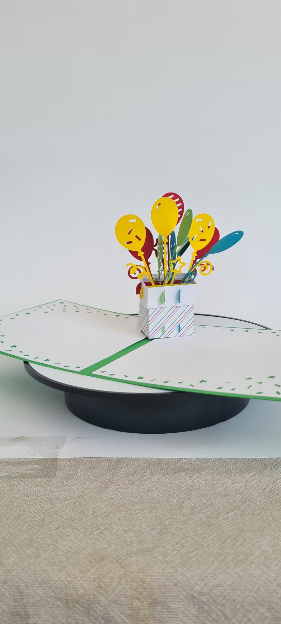 Geburtstagsbox mit bunten Ballons