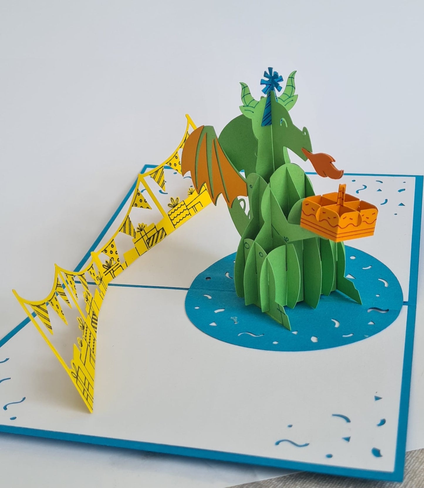 🐉 Handgefertigte 3D-Pop-Up Karte – Drache mit Geburtstagskuchen