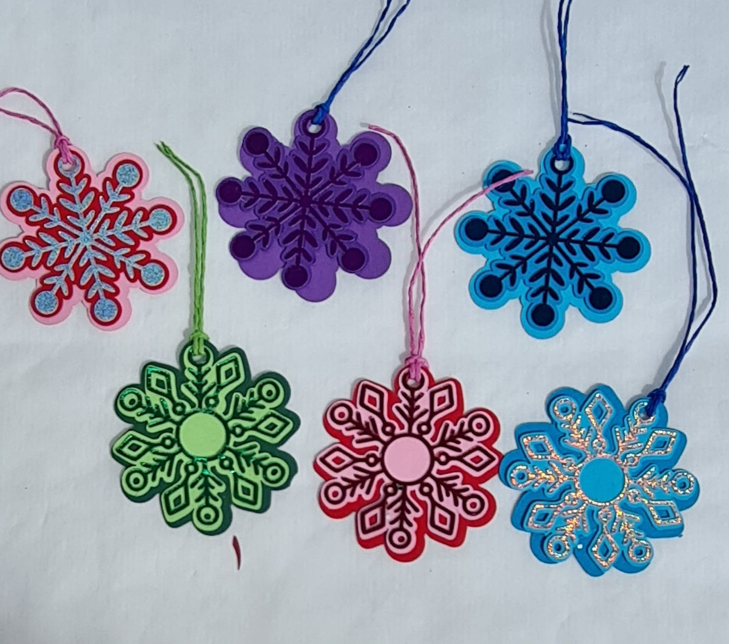 Schneeflocken-Ornamente – 6-teiliges Set in buntem Design