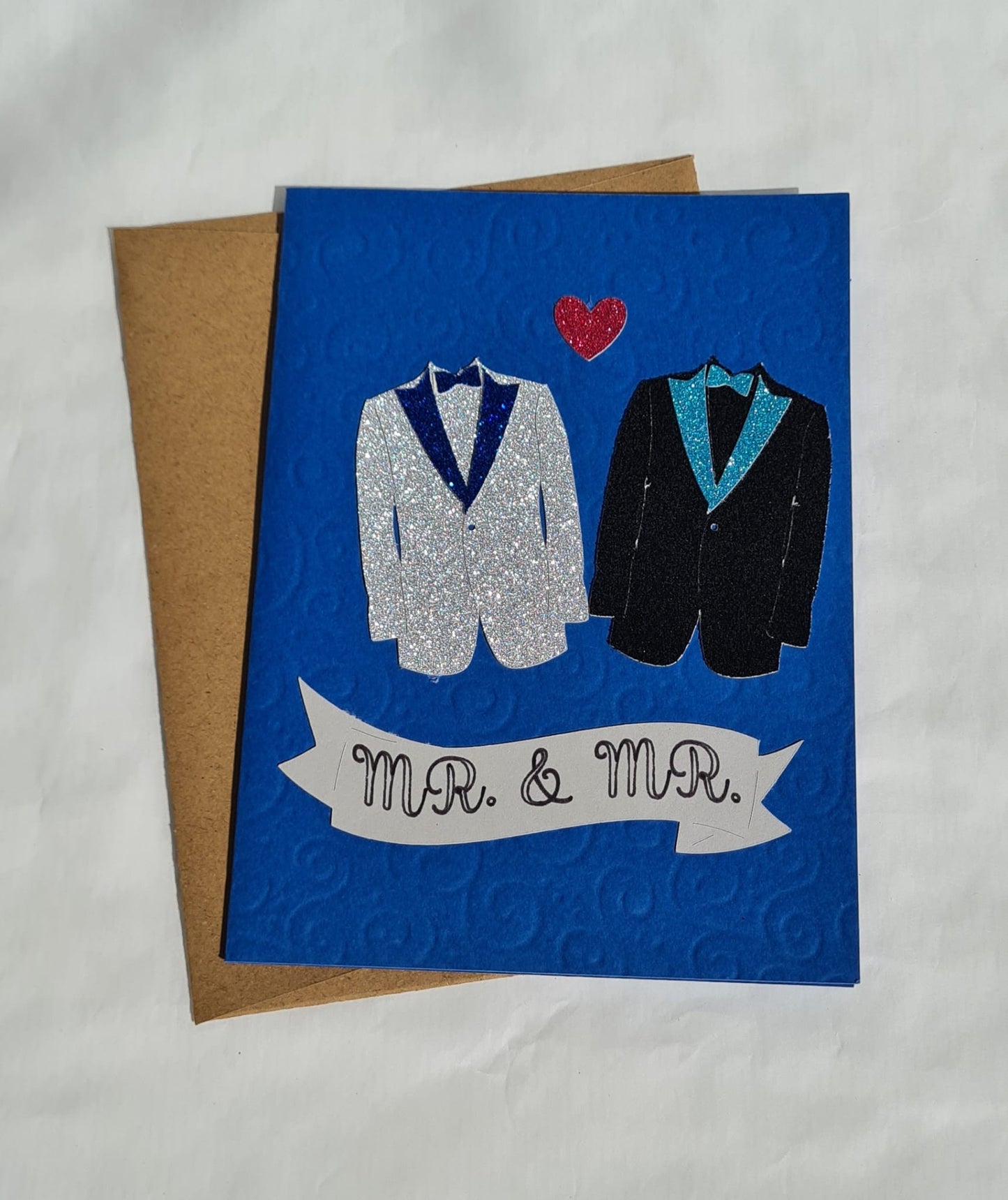 Mr & Mr Hochzeitskarte – Zwei Anzüge auf edler blauer Karte, handgemacht