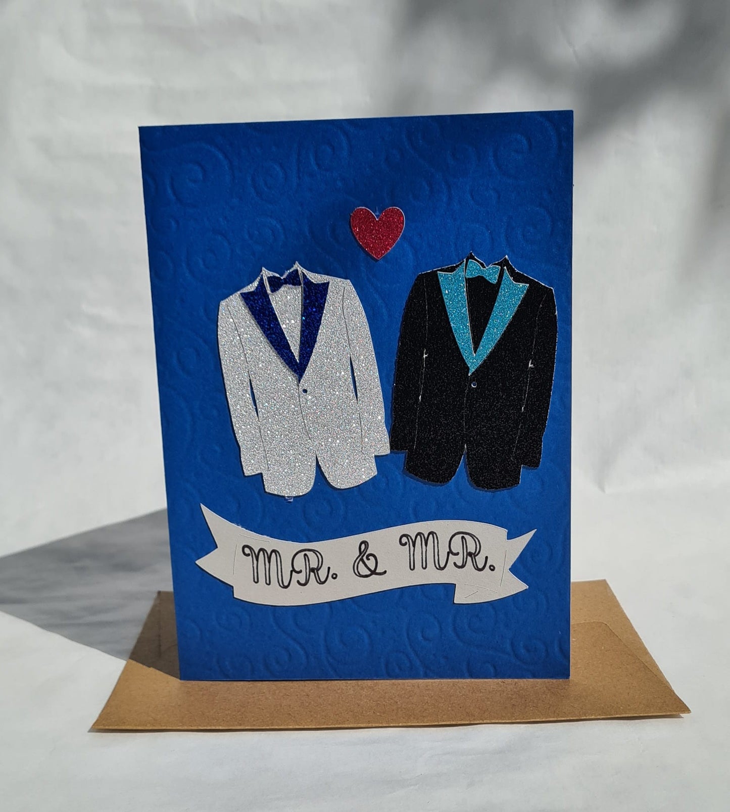 Mr & Mr Hochzeitskarte – Zwei Anzüge auf edler blauer Karte, handgemacht